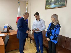 Почётный знак "Боевого братства" вручили сыну погибшего на СВО Утешева Сергея Викторовича