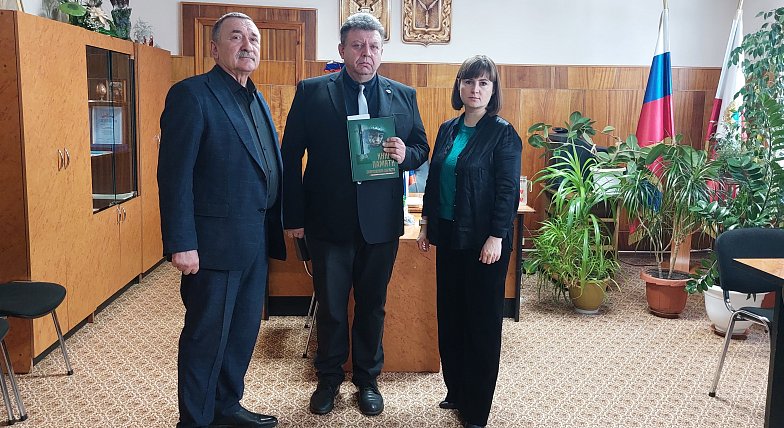 От сердца к сердцу: книга о подвигах земляков передаётся их семьям 