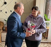 Жен и матерей участников СВО с 8 Марта поздравил Николай Луньков