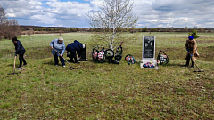 Большежуравцы убрались у памятника лётчикам