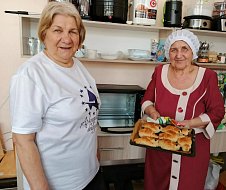 Аркадакские получатели социальных услуг запекли булочки в форме жаворонков