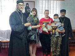 Десять семей получили благотворительную помощь от Аркадакского благочиния