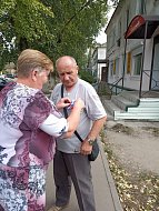 На улицах Аркадака раздавали ленты российского триколора