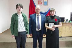 В Аркадаке семьям погибших участников СВО вручили памятные знаки