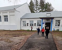 В Ольшанской школе – новая входная дверь и асфальтированная дорожка