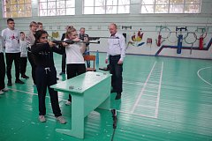 Аркадакские школьники стреляли по мишеням и проверяли свою меткость 