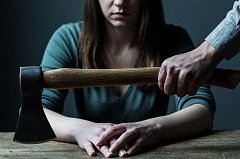 Собутыльник в Аркадаке пытался топором отрубить женщине кисть руки 