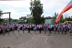 Аркадакские выпускники прощаются со школой под звон последнего звонка