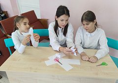 Аркадакские школьники к Дню народного единства сделали голубя мира в технике оригами