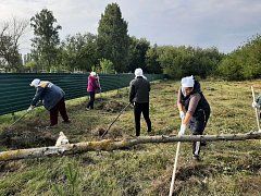 В Семёновке работники культуры стали инициаторами осенней уборки на кладбище