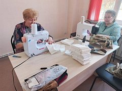 Аркадакские "серебряные" волонтёры шьют балаклавы для земляков-участников СВО