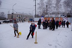 В городском парке "Юбилейный" для детей прошла игровая программа «Зимние забавы со Снеговиком»  